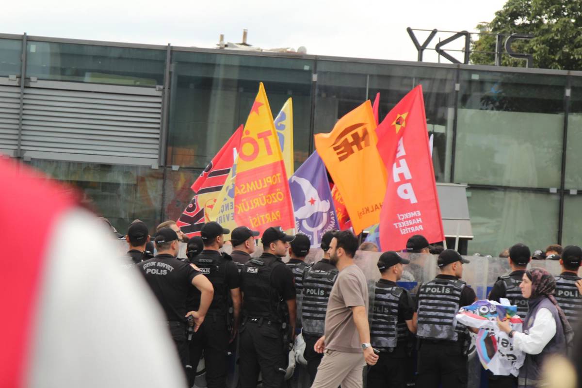 Dozens detained outside İstanbul Courthouse while protesting LGBTI+ arrests