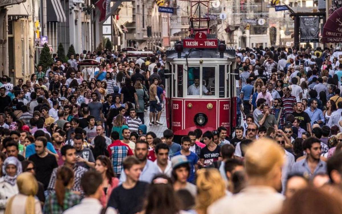 İBB’den 8,7 milyar liralık eğitim paketi: Abonman 1 lira, öğrenci evine 7 bin 500 lira fatura desteği