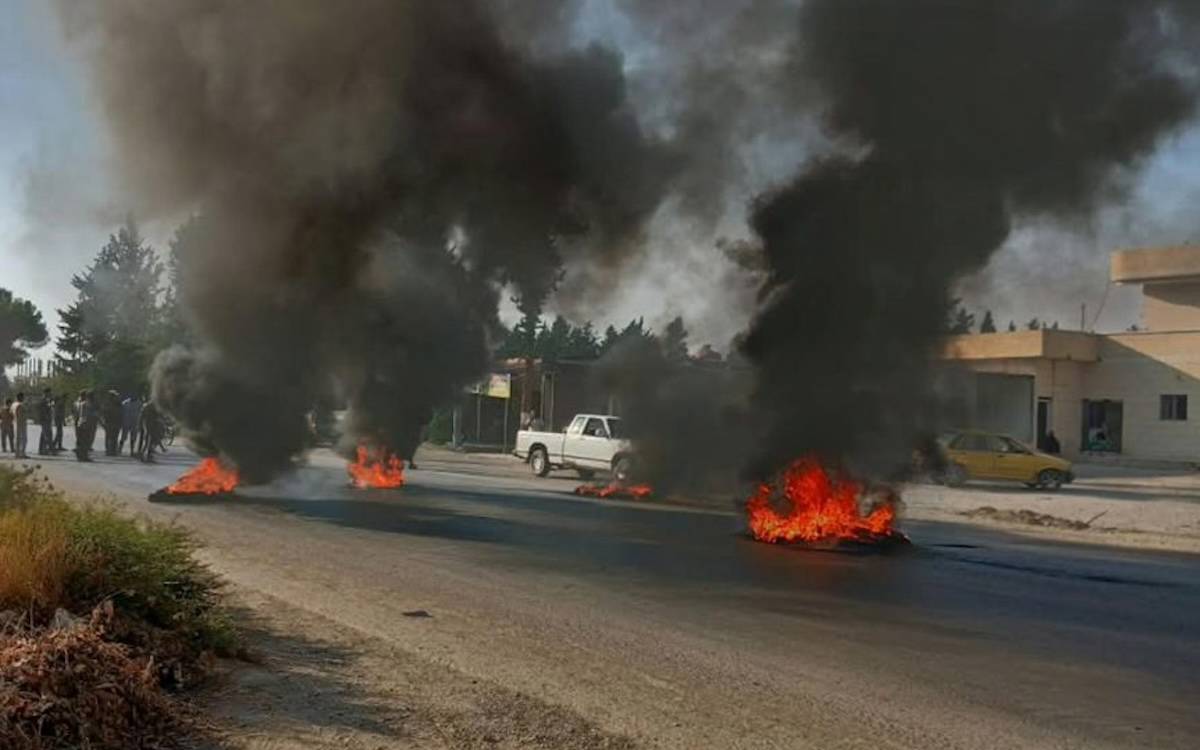 Suriye: Deyrezor'da halk pahalanan petrolü, petrol işçileri ödenmeyen ücretleri ptotesto ediyor