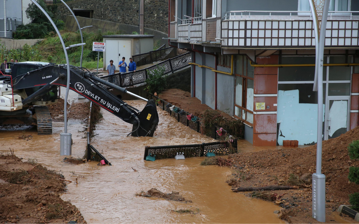 Rize ve Trabzon’da sağanak: Heyelan ve su baskınları yaşandı