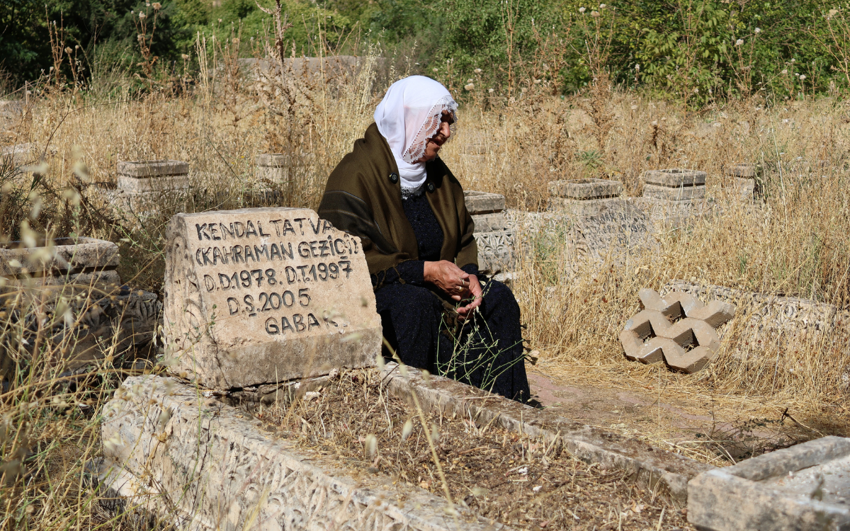 21 yıldır aradığı oğlunun mezarını televizyon görüntülerinden buldu