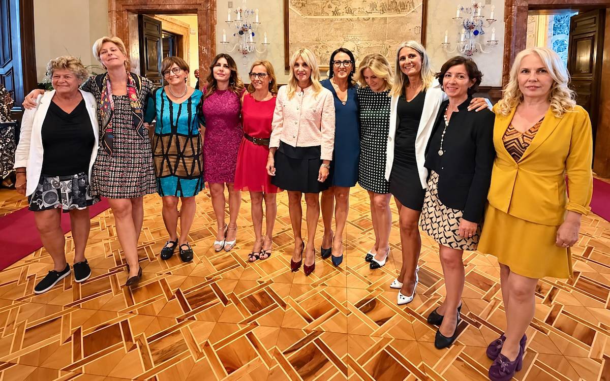 İtalya: Kadınlar, “güvenilirliği” etek boyuyla ölçen bakana boyunun ölçüsünü gösterdi