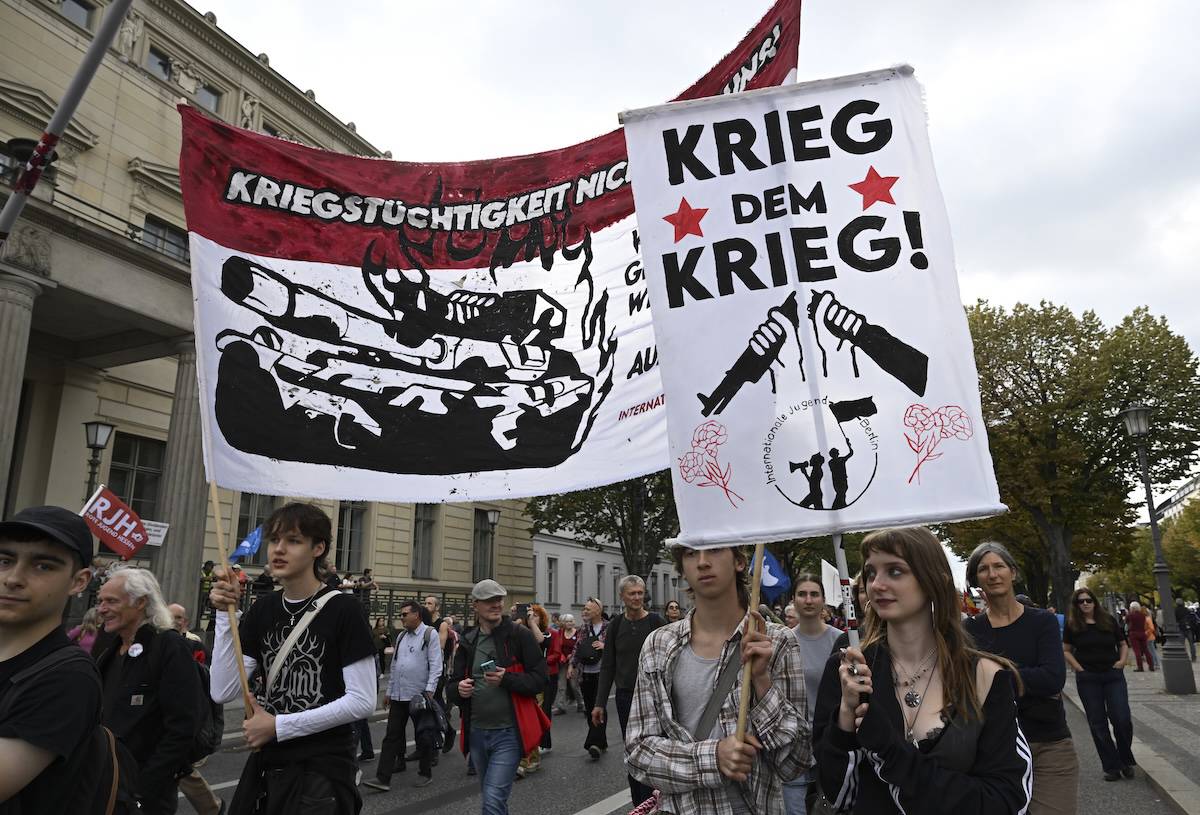 Berlin’de binler silahlanmaya, savaşa ve zorunlu askerliğe karşı yürüdü