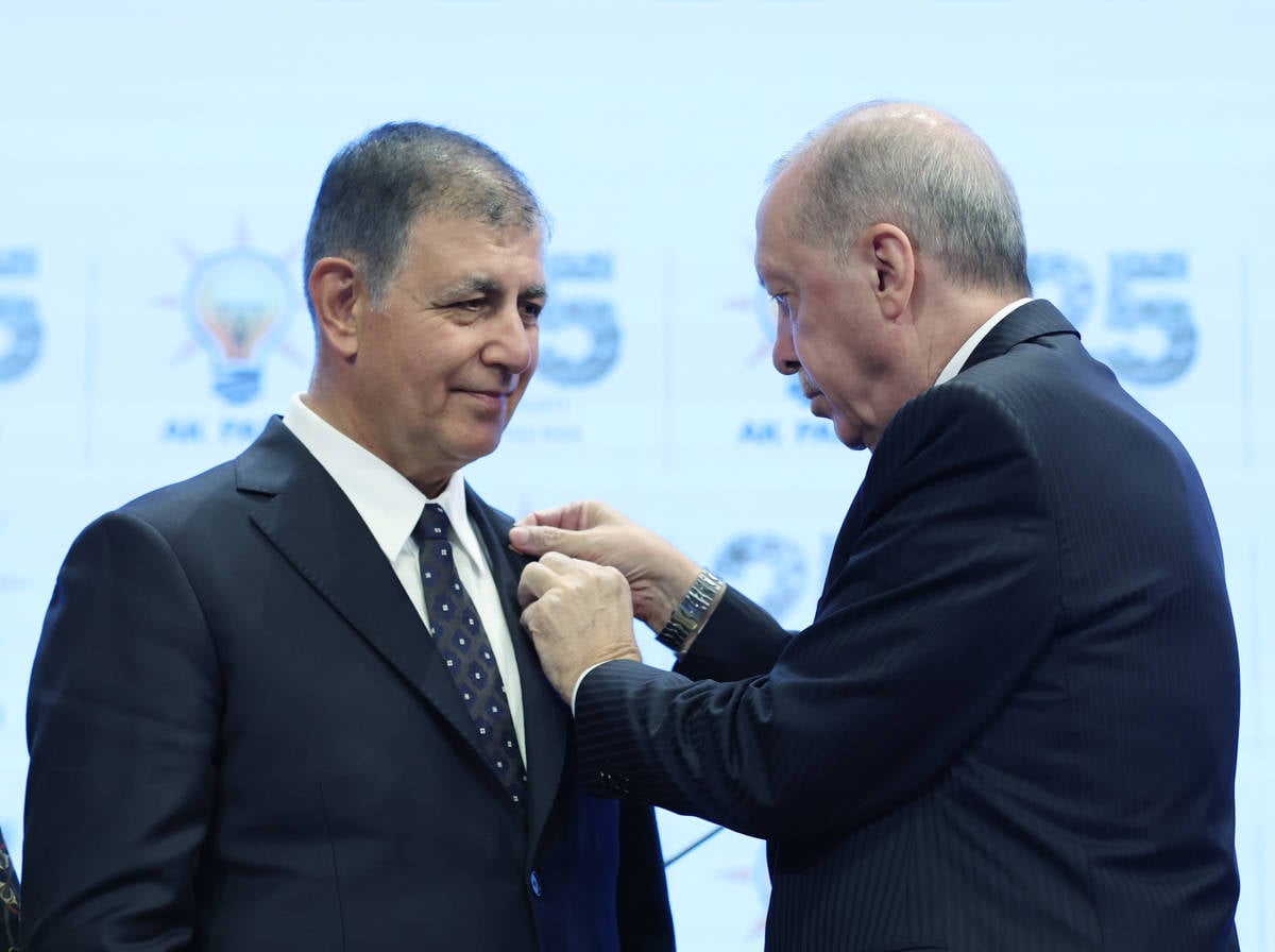 Opposition leader claims İzmir mayor joined Erdoğan’s party under threat of imprisonment