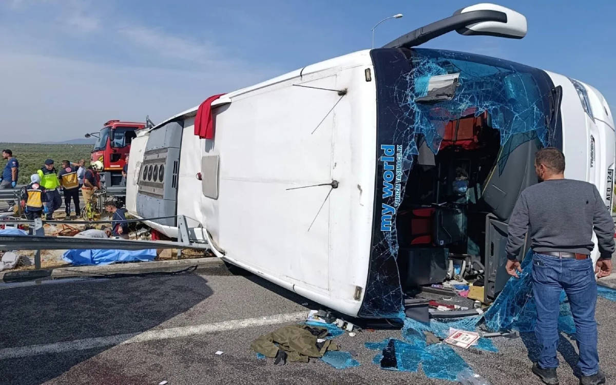 Manisa'da TIR ile otobüs çarpıştı: 11 ölü, 27 yaralı