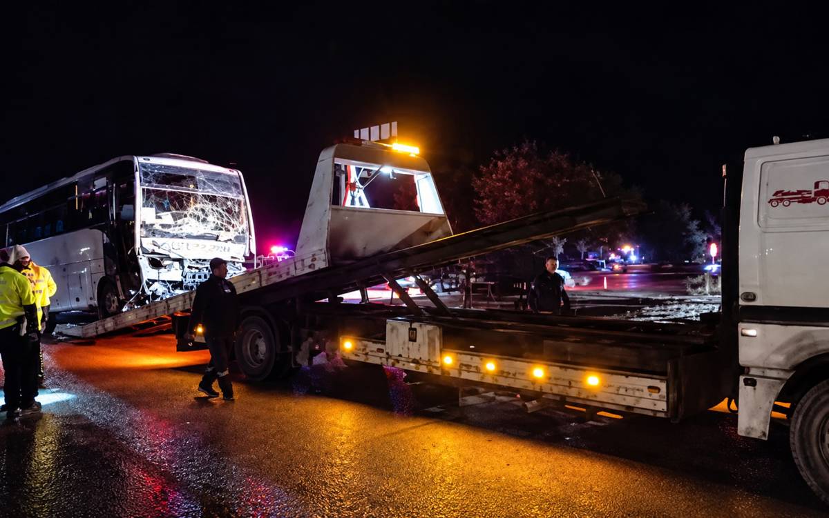 Isparta: İşçi taşıyan midibüs TIR'a çarptı,  17 tarım işçisi yaralandı