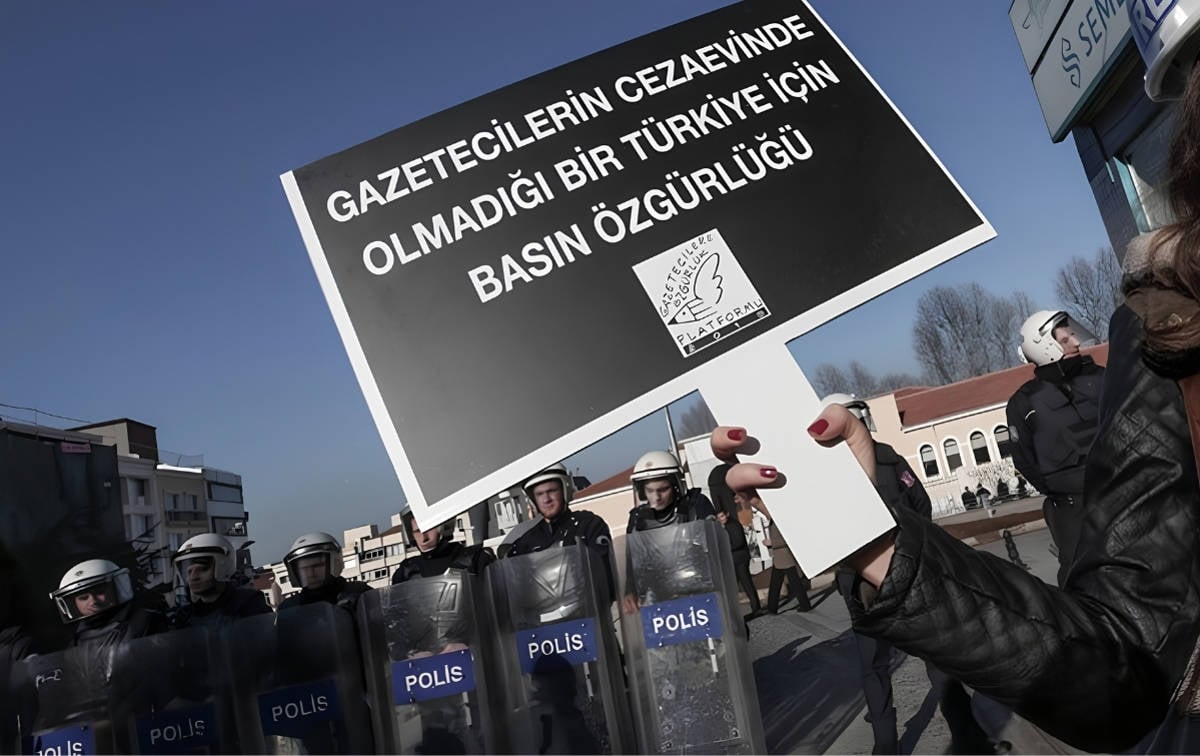 Gazeteciler baskılara karşı sokağa çıkıyor