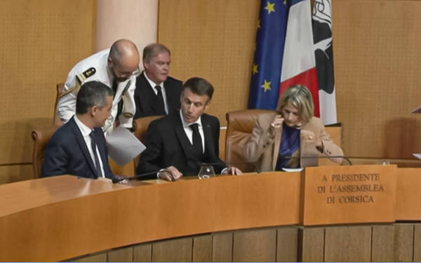 Macron, Korsika'ya "devletten ayrılmamak" koşuluyla "özerklik" önerdi