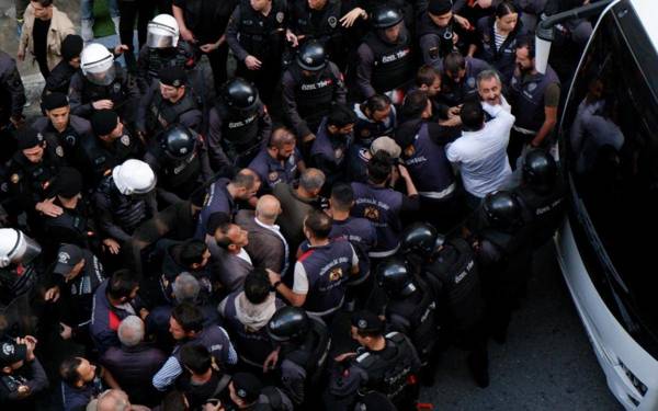 Police detain HDP members protesting raids