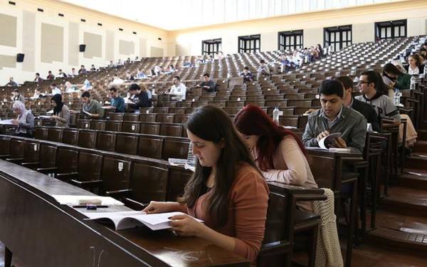 İBB'nin üniversite öğrencilerine vereceği burs miktarı 7 bin 500 TL'ye yükseltildi