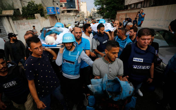 Gazeteciler, İsrail’in Gazze saldırılarında öldürülen meslektaşları için cenaze töreni düzenledi