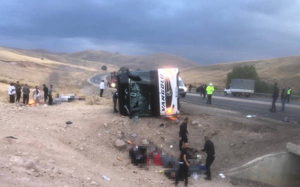 Sivas'ta yolcu otobüsü devrildi: 7 kişi öldü, 40 kişi yaralandı