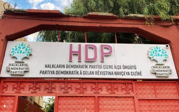 Cizre HDP'ye polis baskını:  Demokratik siyasetin önü kapatılıyor