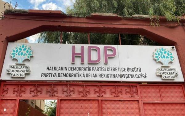Li Cizîrê polîsan bi ser avahiya HDPê de girtin