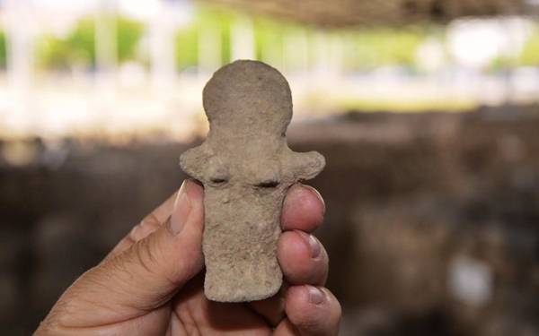 İzmir'de 5 bin yıllık tanrıça heykelciği bulundu