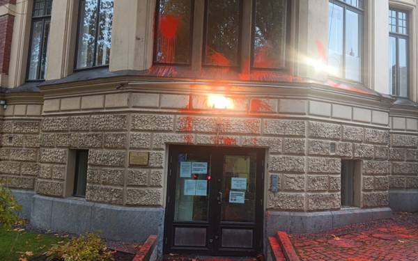 Türkiye'nin Helsinki Büyükelçiliğine boyalı saldırı