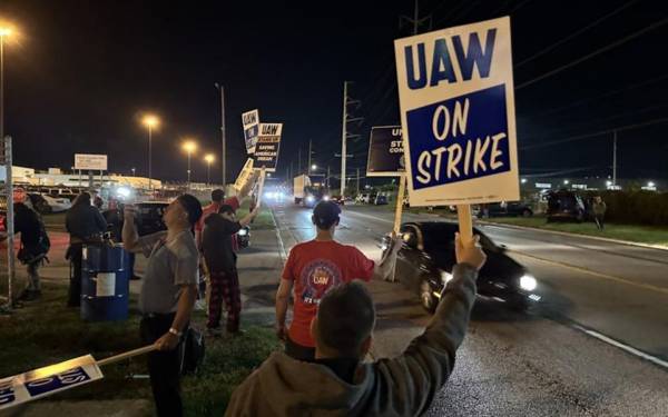 ABD'de grevdeki otomotiv işçileri General Motors ile geçici anlaşmaya vardı