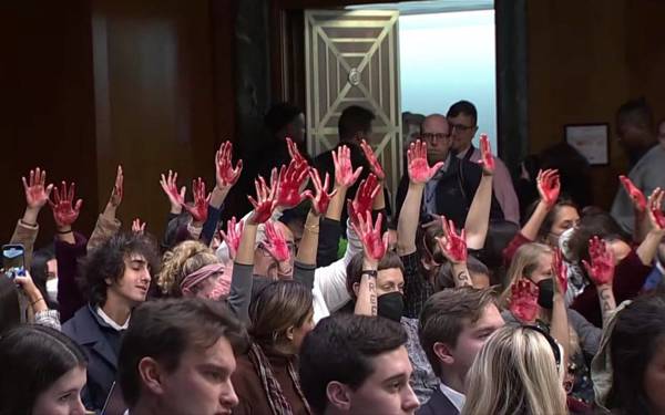 ABD Dışişleri Bakanı Blinken'a Senato'da "kanlı ellerle" protesto