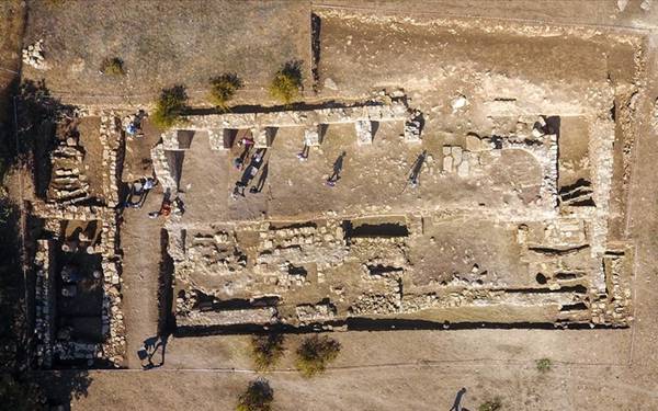 Diyarbakır'da 46 mezarın olduğu 1500 yıllık kilise kalıntısına ulaşıldı