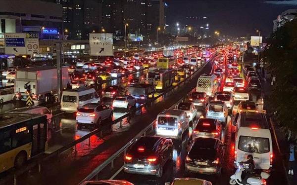 Yoğun yağışlar dolayısıyla İstanbul'da trafik yoğunluğu yüzde 90'a çıktı