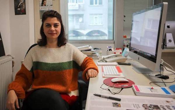 Journalist Semra Çelebi acquitted of ‘insulting Turkish flag’