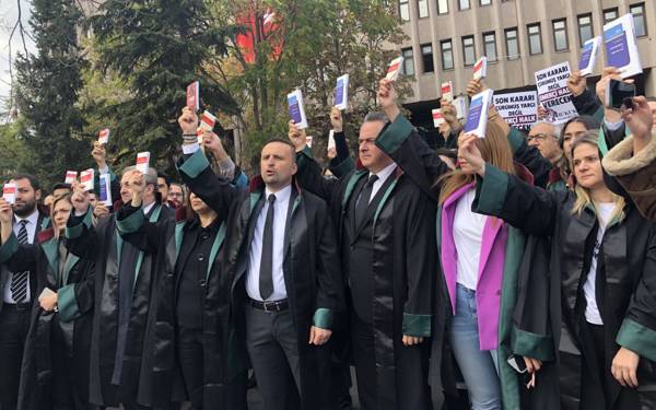 Avukatlar yargı krizine karşı sokakta