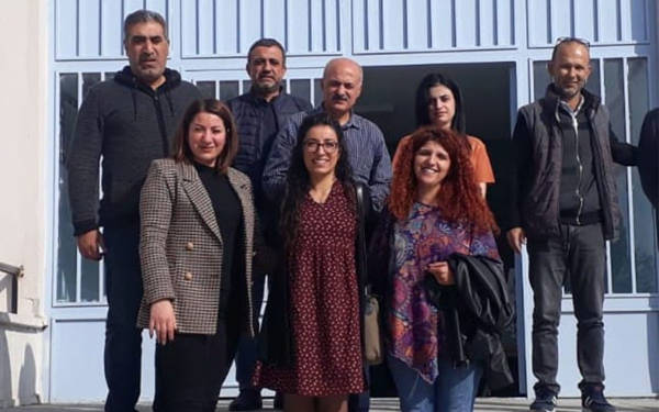 Hedef gösterilen Kürtçe öğretmeni Mizgîn Yalçın'a destek