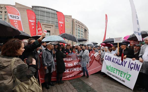 CHP'den 'yargı krizi' nöbeti: Çağlayan Adliyesi'nde oturma eylemi başlatıldı