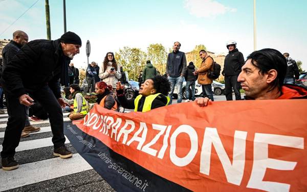 İtalya'da iklim aktivistleri yolu kapattı
