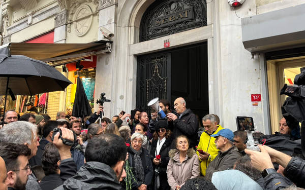Sebat Apartmanı önünde Hrant için eylem: "Biz 'bitti' demeden bu dava bitmez"