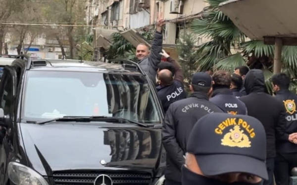 Azerbaycan’da gazete ofisine polis baskını: Ulvi Hasanlı gözaltına alındı