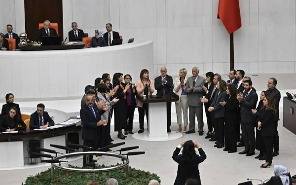 MHP, Başkan Vekili Adan'ın "küfür krizi"ne "özürsüz" çözüm arıyor