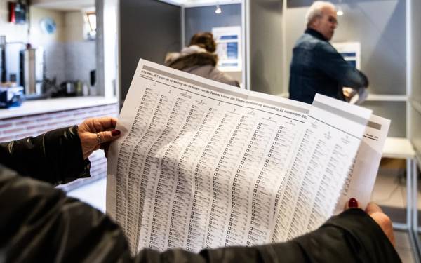 Hollanda'da erken genel seçimlerden sağ koalisyon çıkması bekleniyor