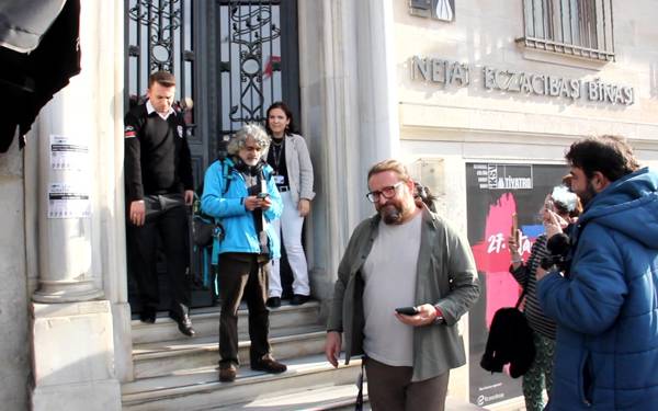İKSV'ye iş ilanlı protesto: "Liyakatsiz küratör ve sanatçılar aranıyor”