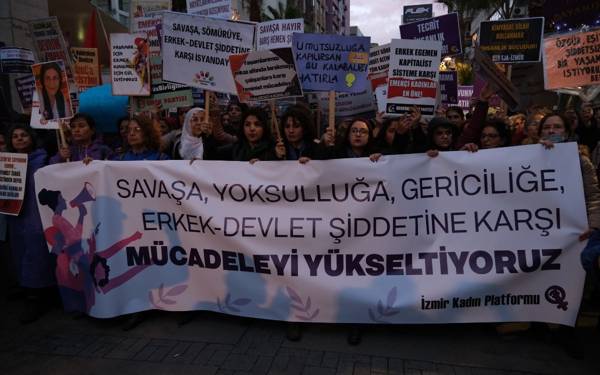 İzmir’de kadınlardan 25 Kasım eylemi: Erkeklerden alacaklıyız