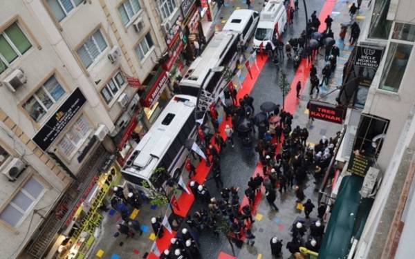 Cenazelerin "karton kutuda" verilmesi protesto edildi: 46 gözaltı