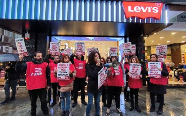 EHP Kadıköy'deki Levi's önünde Özak işçileri için eylem yaptı