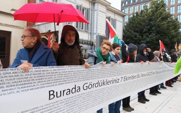 Filistin için Kadıköy’de insan zinciri: Soykırımı durdurun