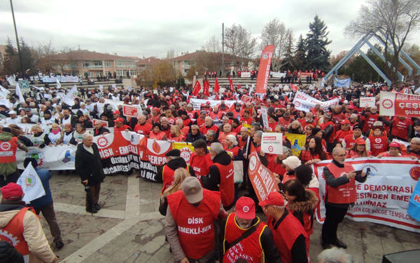 Emekliler Ankara'da eylem yaptı: 7 bin 500 lira emekli aylığıyla yaşamaya çalışan 10 milyon emekli var