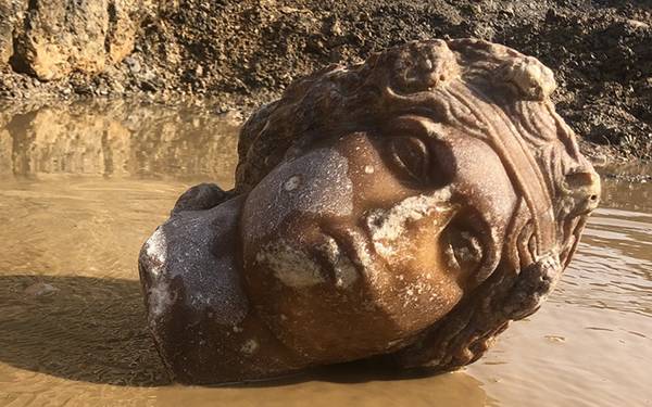 Aizanoi'de Afrodit ve Dionysos'a ait yeni heykel başları bulundu