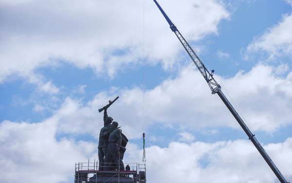 Bulgaristan'ın başkenti Sofya'daki Sovyet anıtı kaldırılıyor