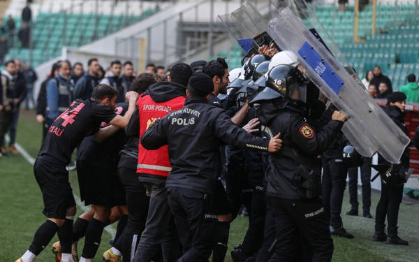 Bursasporlu futbolculardan Diyarbekirsporlu futbolculara saldırı