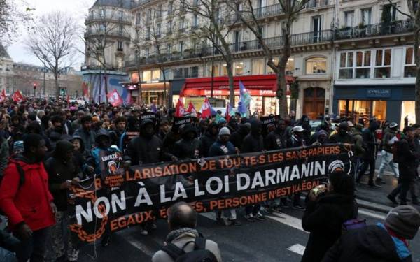 Fransa'da göç tasarısı protesto edildi: Hoşgeldiniz göçmenler