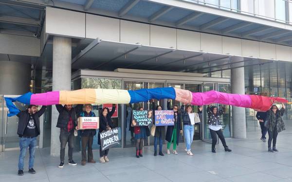 Art groups protest free access restriction at İstanbul Modern