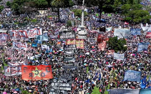 On binlerce Arjantinli, "devleti dağıtma" planına karşı sokaklara çıktı