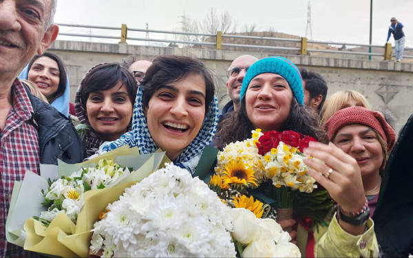 İran’da 17 ay sonra tahliye edilen gazetecilere şimdi de başörtü davası