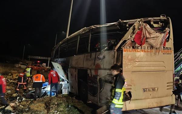 Mersin’de yolcu otobüsü devrildi