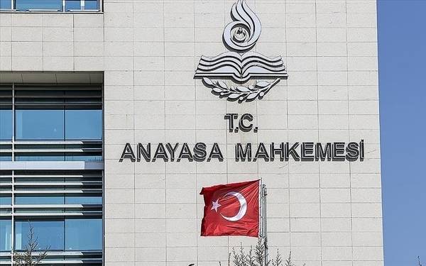 Anayasa Mahkemesi, üç siyasi partinin kapatılmasına karar verdi