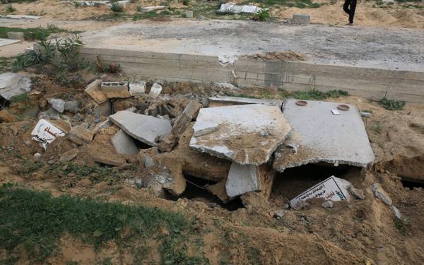 “İsrail, Gazze’de cami ve mezarlıkları tahrip etti”