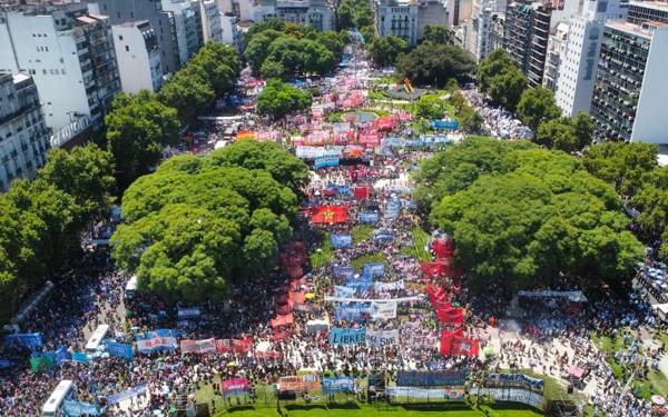 Arjantin'de onbinlerce işçi Milei "reformları"na karşı Kongre Meydanı'nda genel greve başladı